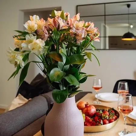 Appartement Angel - Old Town Centre I Cheap Carpark Nearby I Balcony Boekarest