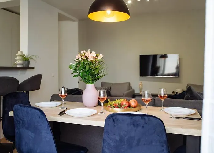 Angel - Old Town Centre I Cheap Carpark Nearby I Balcony Apartament *