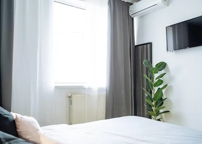 Angel - Old Town Centre I Cheap Carpark Nearby I Balcony * Bucureşti